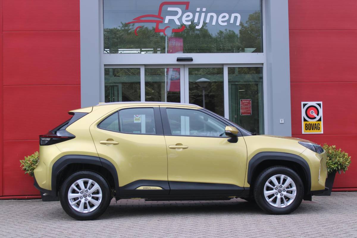 Toyota Yaris Cross Toyota Yaris Cross 1.5 Hybrid Dynamic | KEYLESS ENTRY / START | VOORSTOELEN VERWARMD | STUUR VERWARMING | HEAD-UP DISPLAY | LED KOPLAMPEN | ADAPTIVE CRUISE CONTROL | LANE ASIST |  ELEKTRISCH BEDIENBARE ACHTERKLEP | DRAADLOOS APPLE CARPLAY | ANDROID AUTO |  ACHTERUITRIJCAMERA | DRAADLOZE TELEFOONLADER | VOORRUIT VERWARMING | 16″ LICHTMETALEN VELGEN |