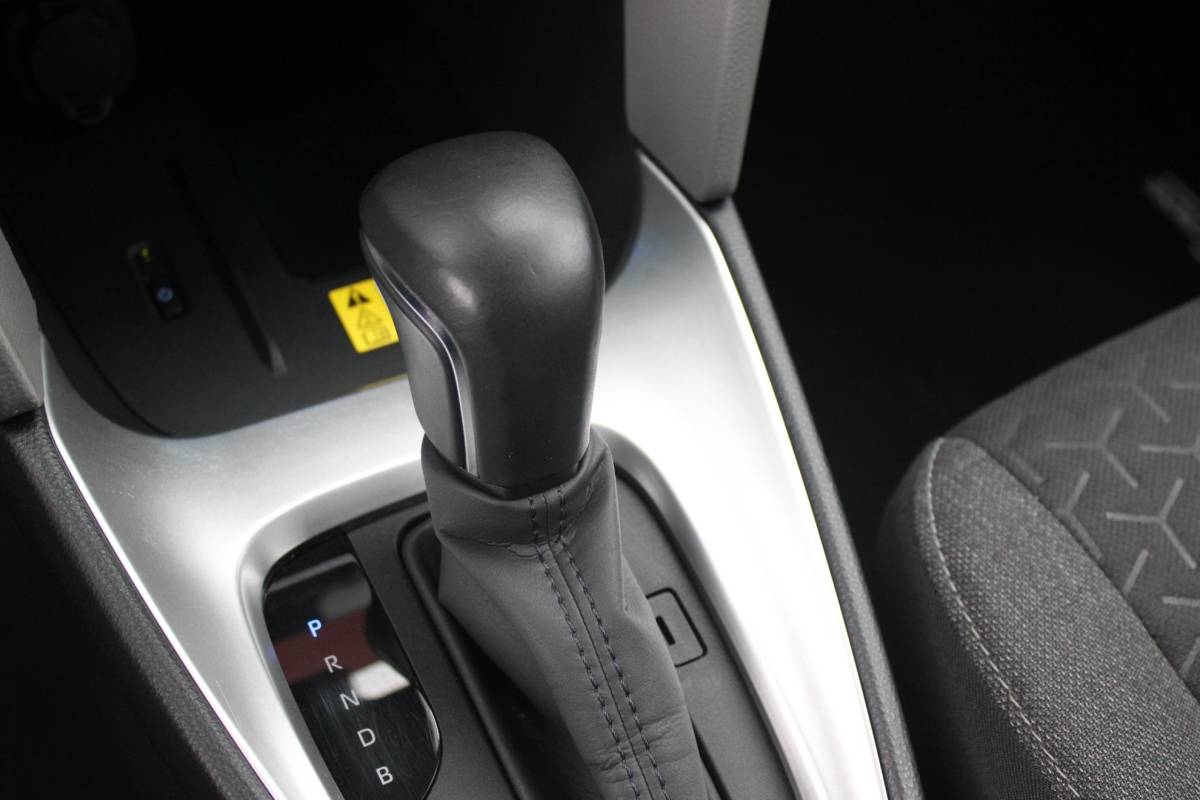 Toyota Yaris Cross Toyota Yaris Cross 1.5 Hybrid Dynamic | KEYLESS ENTRY / START | VOORSTOELEN VERWARMD | STUUR VERWARMING | HEAD-UP DISPLAY | LED KOPLAMPEN | ADAPTIVE CRUISE CONTROL | LANE ASIST |  ELEKTRISCH BEDIENBARE ACHTERKLEP | DRAADLOOS APPLE CARPLAY | ANDROID AUTO |  ACHTERUITRIJCAMERA | DRAADLOZE TELEFOONLADER | VOORRUIT VERWARMING | 16″ LICHTMETALEN VELGEN |