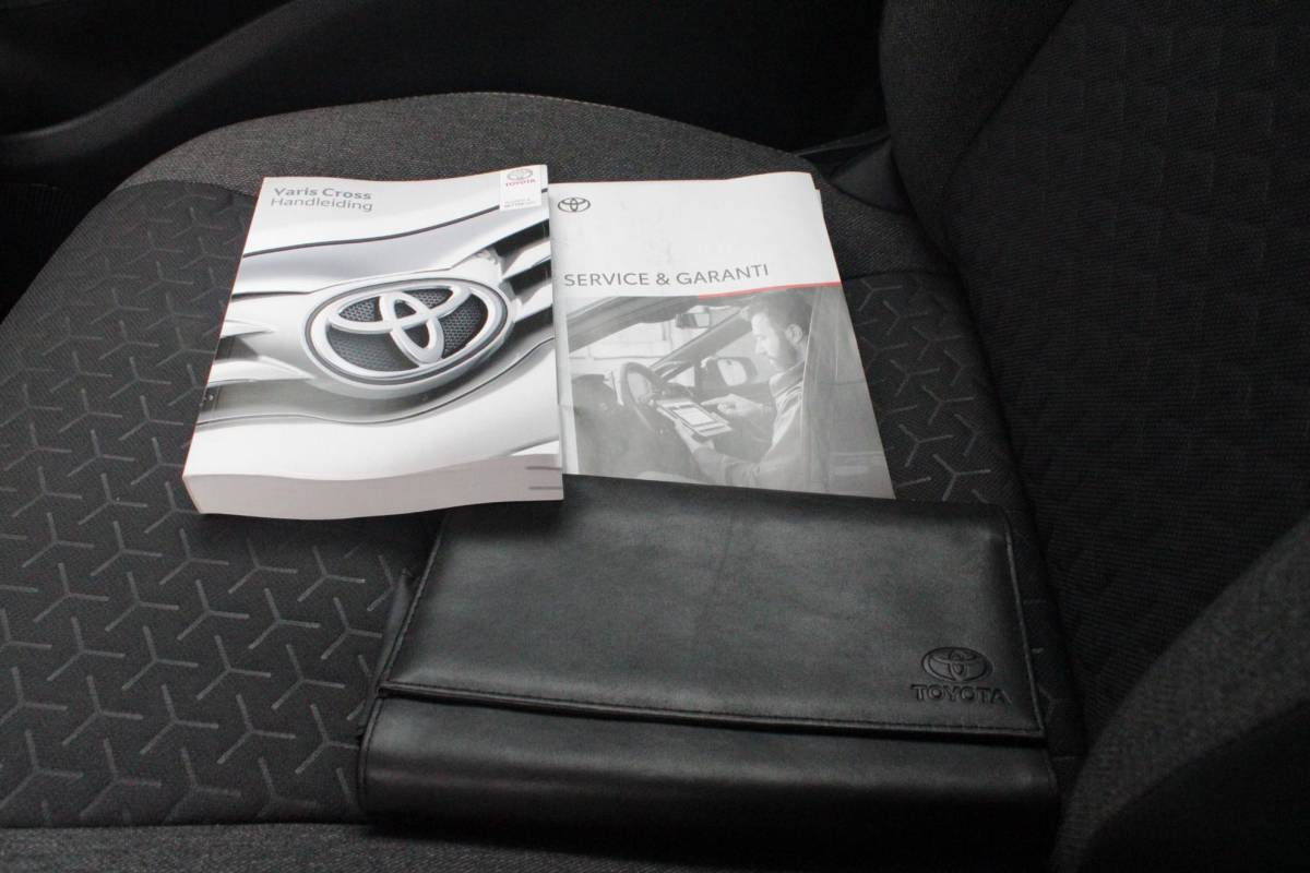 Toyota Yaris Cross Toyota Yaris Cross 1.5 Hybrid Dynamic | KEYLESS ENTRY / START | VOORSTOELEN VERWARMD | STUUR VERWARMING | HEAD-UP DISPLAY | LED KOPLAMPEN | ADAPTIVE CRUISE CONTROL | LANE ASIST |  ELEKTRISCH BEDIENBARE ACHTERKLEP | DRAADLOOS APPLE CARPLAY | ANDROID AUTO |  ACHTERUITRIJCAMERA | DRAADLOZE TELEFOONLADER | VOORRUIT VERWARMING | 16″ LICHTMETALEN VELGEN |