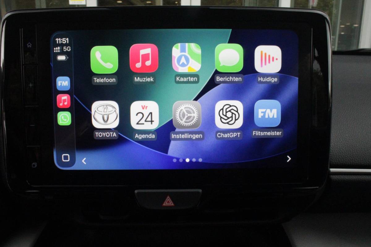 Toyota Yaris Cross Toyota Yaris Cross 1.5 Hybrid Dynamic | KEYLESS ENTRY / START | VOORSTOELEN VERWARMD | STUUR VERWARMING | HEAD-UP DISPLAY | LED KOPLAMPEN | ADAPTIVE CRUISE CONTROL | LANE ASIST |  ELEKTRISCH BEDIENBARE ACHTERKLEP | DRAADLOOS APPLE CARPLAY | ANDROID AUTO |  ACHTERUITRIJCAMERA | DRAADLOZE TELEFOONLADER | VOORRUIT VERWARMING | 16″ LICHTMETALEN VELGEN |