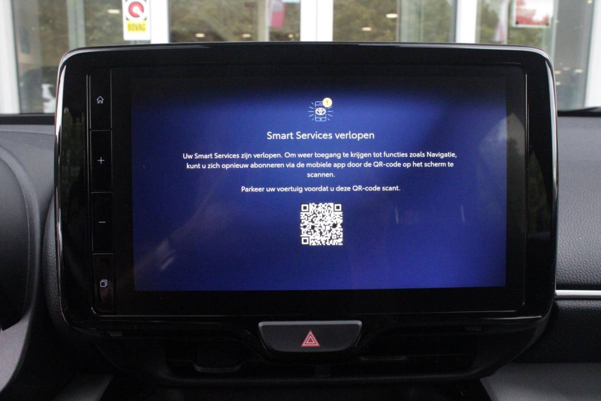 Toyota Yaris Cross Toyota Yaris Cross 1.5 Hybrid Dynamic | KEYLESS ENTRY / START | VOORSTOELEN VERWARMD | STUUR VERWARMING | HEAD-UP DISPLAY | LED KOPLAMPEN | ADAPTIVE CRUISE CONTROL | LANE ASIST |  ELEKTRISCH BEDIENBARE ACHTERKLEP | DRAADLOOS APPLE CARPLAY | ANDROID AUTO |  ACHTERUITRIJCAMERA | DRAADLOZE TELEFOONLADER | VOORRUIT VERWARMING | 16″ LICHTMETALEN VELGEN |