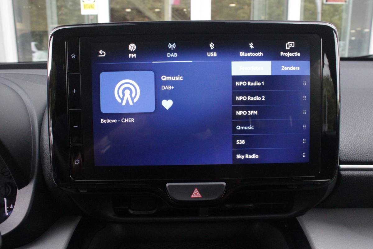 Toyota Yaris Cross Toyota Yaris Cross 1.5 Hybrid Dynamic | KEYLESS ENTRY / START | VOORSTOELEN VERWARMD | STUUR VERWARMING | HEAD-UP DISPLAY | LED KOPLAMPEN | ADAPTIVE CRUISE CONTROL | LANE ASIST |  ELEKTRISCH BEDIENBARE ACHTERKLEP | DRAADLOOS APPLE CARPLAY | ANDROID AUTO |  ACHTERUITRIJCAMERA | DRAADLOZE TELEFOONLADER | VOORRUIT VERWARMING | 16″ LICHTMETALEN VELGEN |