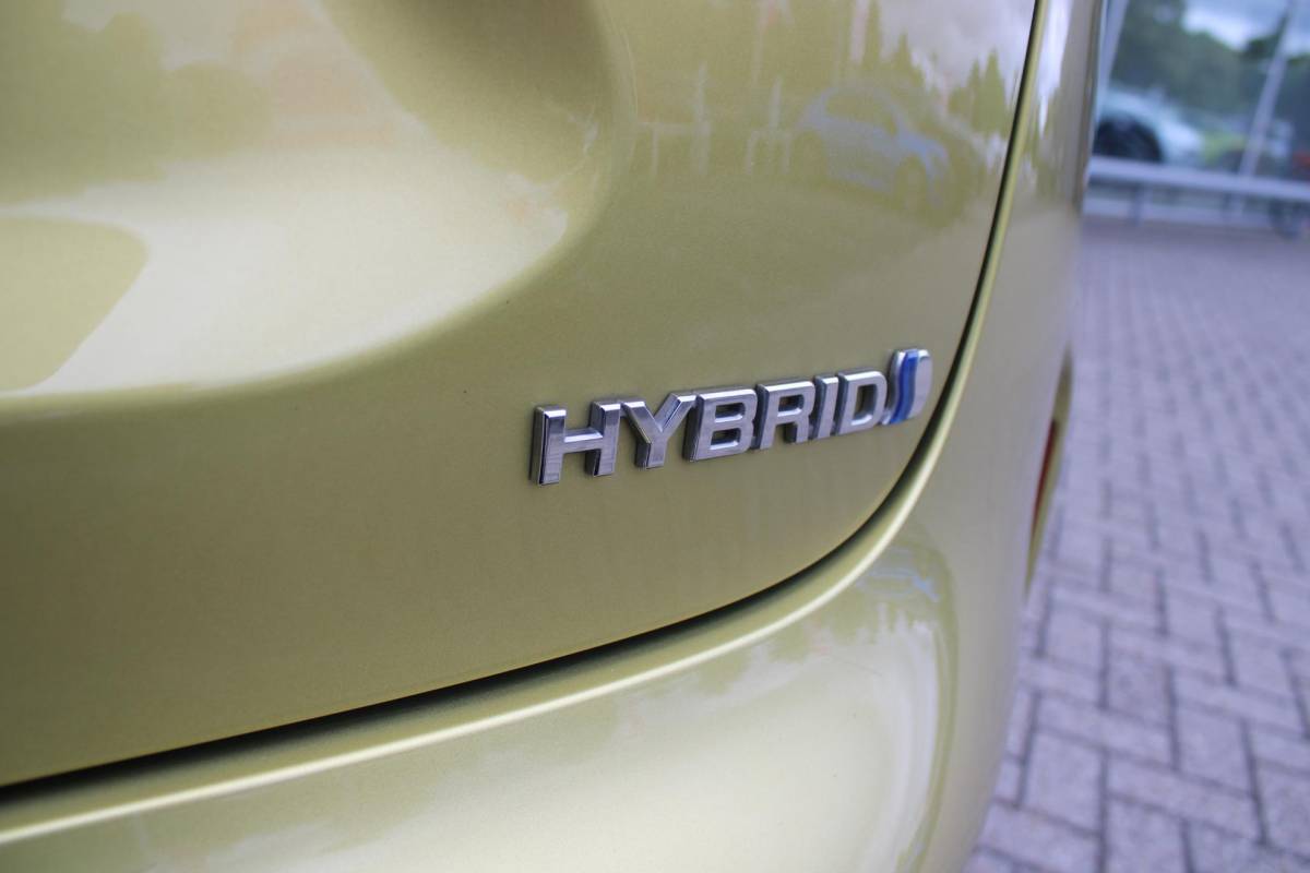 Toyota Yaris Cross Toyota Yaris Cross 1.5 Hybrid Dynamic | KEYLESS ENTRY / START | VOORSTOELEN VERWARMD | STUUR VERWARMING | HEAD-UP DISPLAY | LED KOPLAMPEN | ADAPTIVE CRUISE CONTROL | LANE ASIST |  ELEKTRISCH BEDIENBARE ACHTERKLEP | DRAADLOOS APPLE CARPLAY | ANDROID AUTO |  ACHTERUITRIJCAMERA | DRAADLOZE TELEFOONLADER | VOORRUIT VERWARMING | 16″ LICHTMETALEN VELGEN |