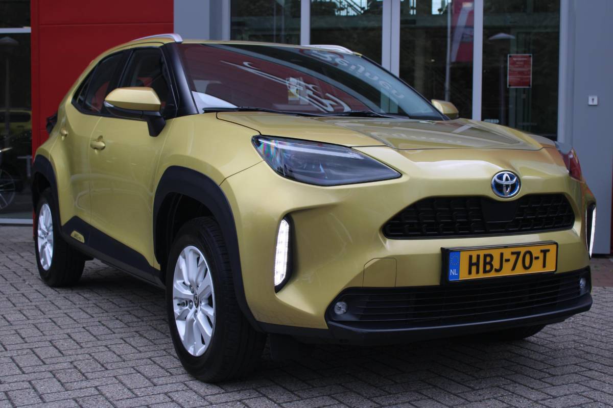Toyota Yaris Cross Toyota Yaris Cross 1.5 Hybrid Dynamic | KEYLESS ENTRY / START | VOORSTOELEN VERWARMD | STUUR VERWARMING | HEAD-UP DISPLAY | LED KOPLAMPEN | ADAPTIVE CRUISE CONTROL | LANE ASIST |  ELEKTRISCH BEDIENBARE ACHTERKLEP | DRAADLOOS APPLE CARPLAY | ANDROID AUTO |  ACHTERUITRIJCAMERA | DRAADLOZE TELEFOONLADER | VOORRUIT VERWARMING | 16″ LICHTMETALEN VELGEN |