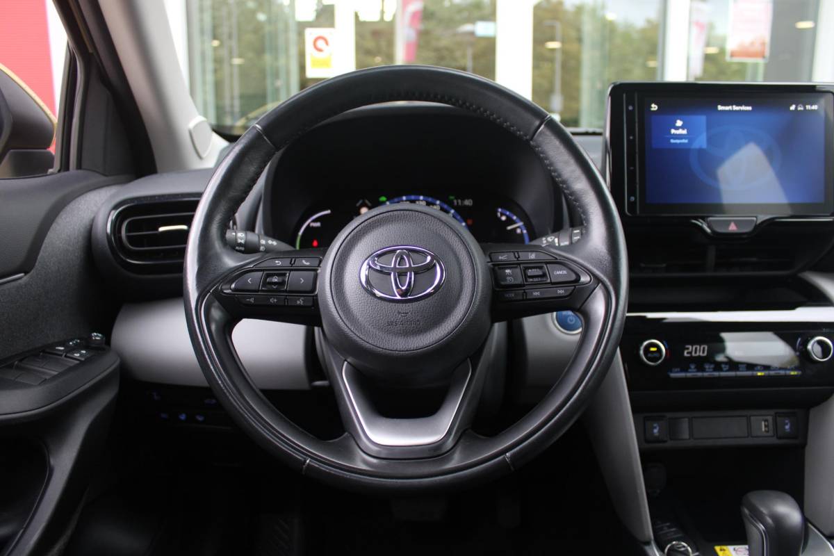 Toyota Yaris Cross Toyota Yaris Cross 1.5 Hybrid Dynamic | KEYLESS ENTRY / START | VOORSTOELEN VERWARMD | STUUR VERWARMING | HEAD-UP DISPLAY | LED KOPLAMPEN | ADAPTIVE CRUISE CONTROL | LANE ASIST |  ELEKTRISCH BEDIENBARE ACHTERKLEP | DRAADLOOS APPLE CARPLAY | ANDROID AUTO |  ACHTERUITRIJCAMERA | DRAADLOZE TELEFOONLADER | VOORRUIT VERWARMING | 16″ LICHTMETALEN VELGEN |