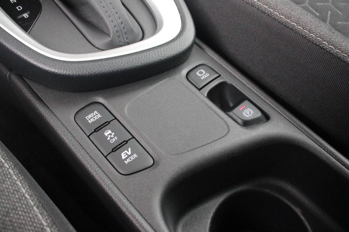 Toyota Yaris Cross Toyota Yaris Cross 1.5 Hybrid Dynamic | KEYLESS ENTRY / START | VOORSTOELEN VERWARMD | STUUR VERWARMING | HEAD-UP DISPLAY | LED KOPLAMPEN | ADAPTIVE CRUISE CONTROL | LANE ASIST |  ELEKTRISCH BEDIENBARE ACHTERKLEP | DRAADLOOS APPLE CARPLAY | ANDROID AUTO |  ACHTERUITRIJCAMERA | DRAADLOZE TELEFOONLADER | VOORRUIT VERWARMING | 16″ LICHTMETALEN VELGEN |