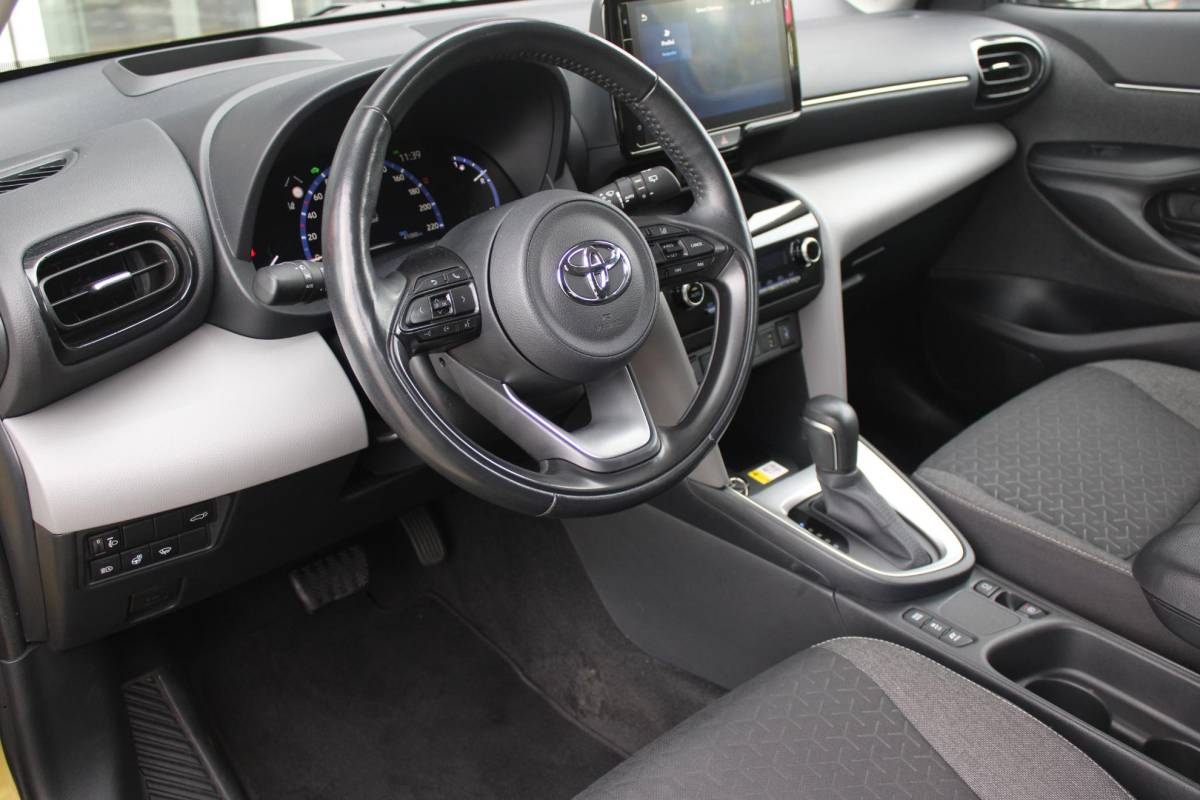Toyota Yaris Cross Toyota Yaris Cross 1.5 Hybrid Dynamic | KEYLESS ENTRY / START | VOORSTOELEN VERWARMD | STUUR VERWARMING | HEAD-UP DISPLAY | LED KOPLAMPEN | ADAPTIVE CRUISE CONTROL | LANE ASIST |  ELEKTRISCH BEDIENBARE ACHTERKLEP | DRAADLOOS APPLE CARPLAY | ANDROID AUTO |  ACHTERUITRIJCAMERA | DRAADLOZE TELEFOONLADER | VOORRUIT VERWARMING | 16″ LICHTMETALEN VELGEN |