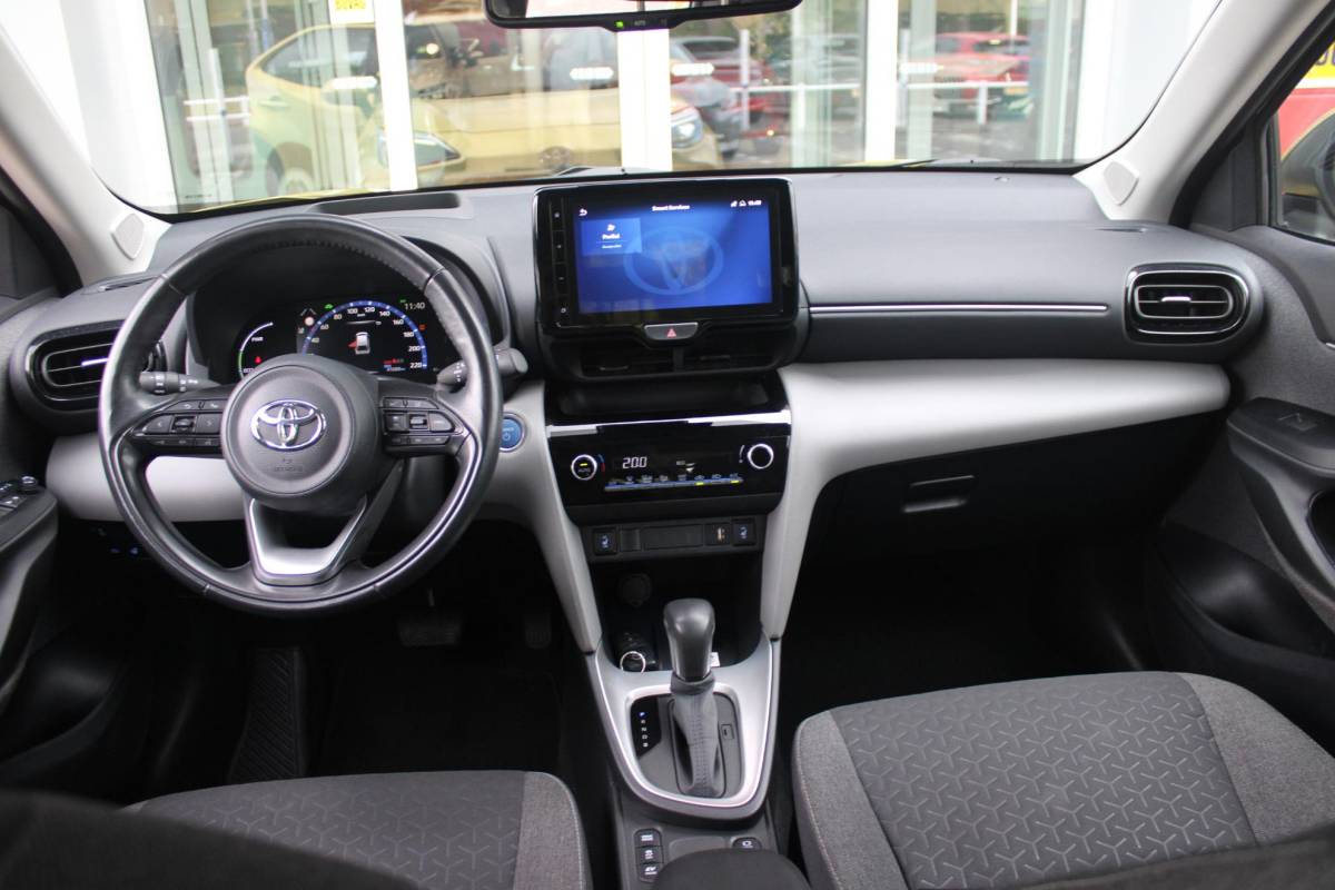 Toyota Yaris Cross Toyota Yaris Cross 1.5 Hybrid Dynamic | KEYLESS ENTRY / START | VOORSTOELEN VERWARMD | STUUR VERWARMING | HEAD-UP DISPLAY | LED KOPLAMPEN | ADAPTIVE CRUISE CONTROL | LANE ASIST |  ELEKTRISCH BEDIENBARE ACHTERKLEP | DRAADLOOS APPLE CARPLAY | ANDROID AUTO |  ACHTERUITRIJCAMERA | DRAADLOZE TELEFOONLADER | VOORRUIT VERWARMING | 16″ LICHTMETALEN VELGEN |