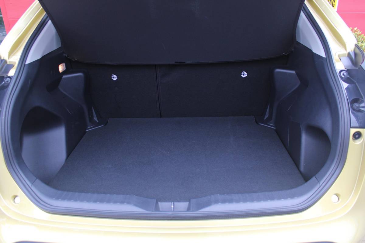 Toyota Yaris Cross Toyota Yaris Cross 1.5 Hybrid Dynamic | KEYLESS ENTRY / START | VOORSTOELEN VERWARMD | STUUR VERWARMING | HEAD-UP DISPLAY | LED KOPLAMPEN | ADAPTIVE CRUISE CONTROL | LANE ASIST |  ELEKTRISCH BEDIENBARE ACHTERKLEP | DRAADLOOS APPLE CARPLAY | ANDROID AUTO |  ACHTERUITRIJCAMERA | DRAADLOZE TELEFOONLADER | VOORRUIT VERWARMING | 16″ LICHTMETALEN VELGEN |