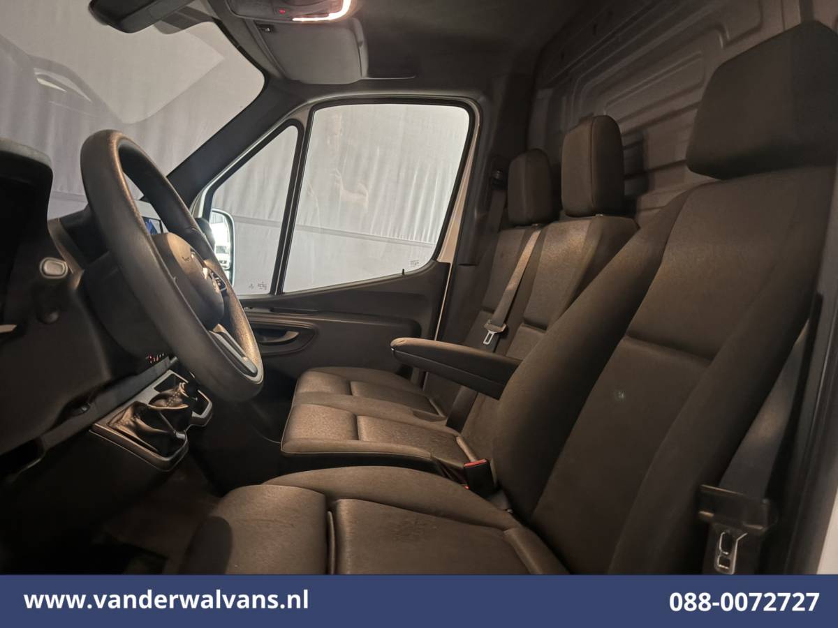Mercedes-Benz Sprinter Mercedes-Benz Sprinter 317 CDI 170pk L3H2 Euro6 Airco | 360 Graden Camera | Navigatie | Apple Carplay | Chauffeursstoel Cruisecontrol, Android Auto, Stoelverwarming, 270 Graden Achterdeuren, Parkeersensoren, Bijrijdersbank