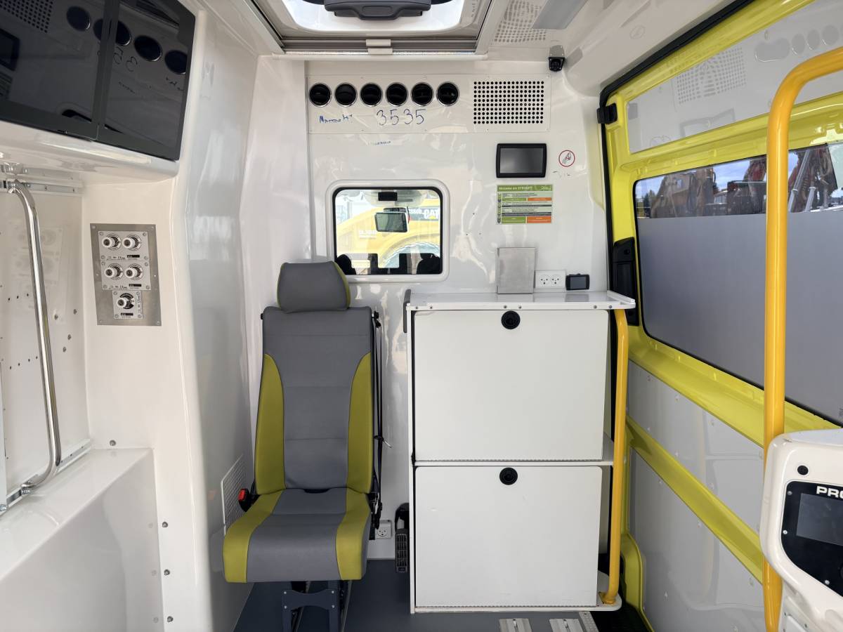 Volkswagen Crafter Volkswagen Crafter 2.0 TDI 177PK Ambulance L3H3 Automaat ACC Climate Control Stroompunten Laadruimte Parkeersensoren
