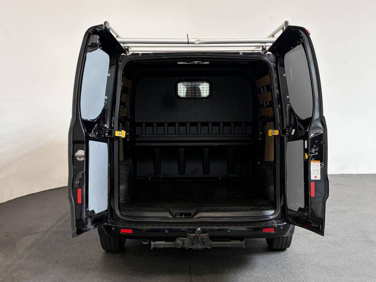 Ford Transit Custom Ford Transit Custom 300 2.0 TDCI L2H1 Limited Dubbele cabine Navigatie Airco 2 Schuifdeuren Trekhaak Parkeersensoren Carplay DAB