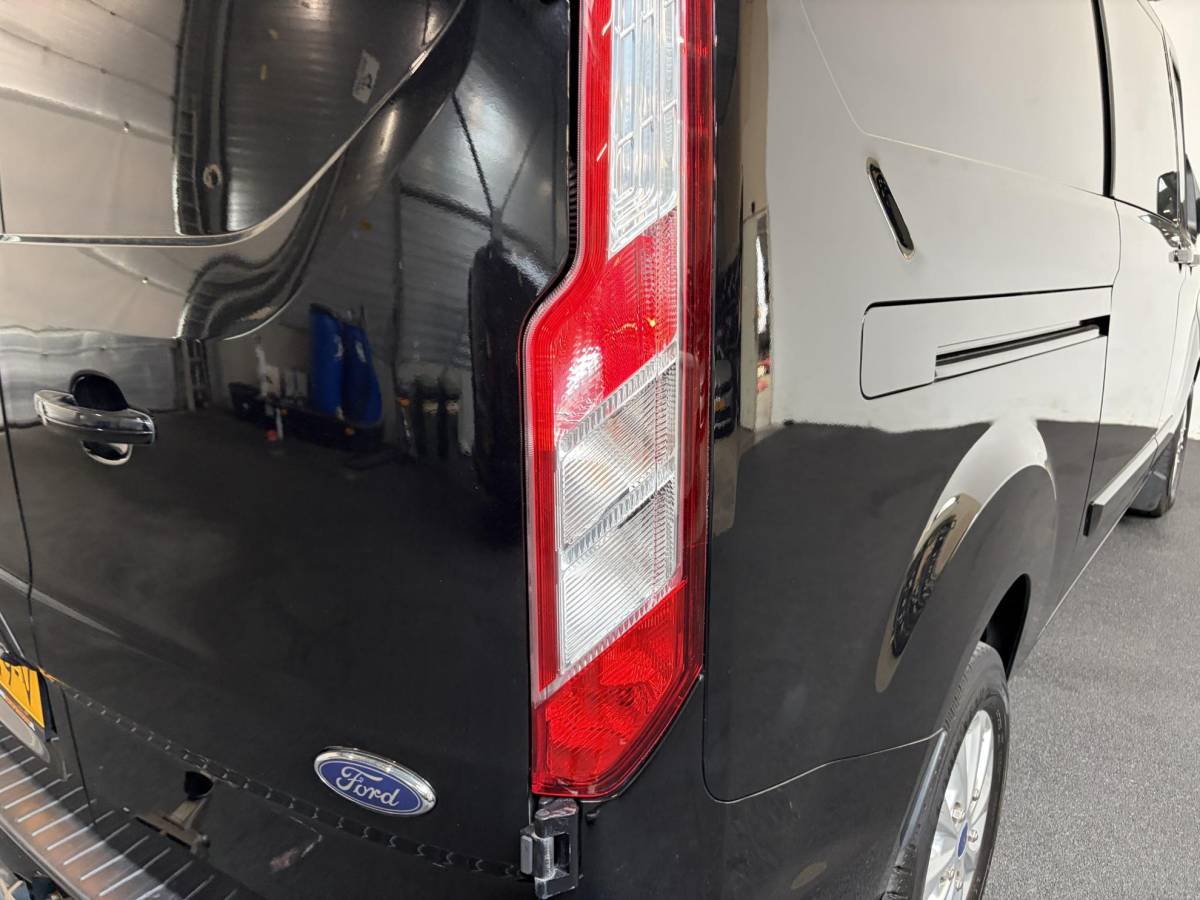 Ford Transit Custom Ford Transit Custom 300 2.0 TDCI L2H1 Limited Dubbele cabine Navigatie Airco 2 Schuifdeuren Trekhaak Parkeersensoren Carplay DAB