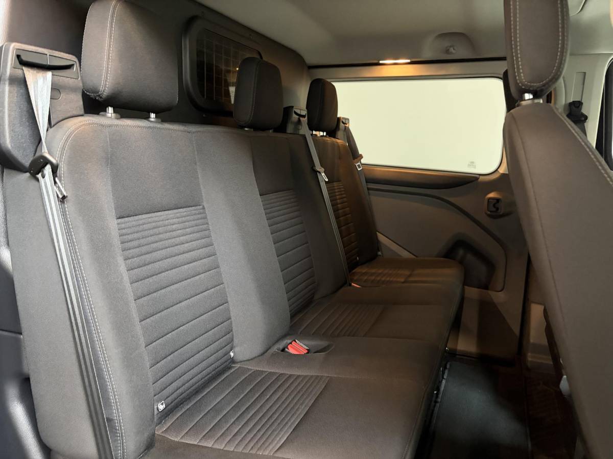Ford Transit Custom Ford Transit Custom 300 2.0 TDCI L2H1 Limited Dubbele cabine Navigatie Airco 2 Schuifdeuren Trekhaak Parkeersensoren Carplay DAB
