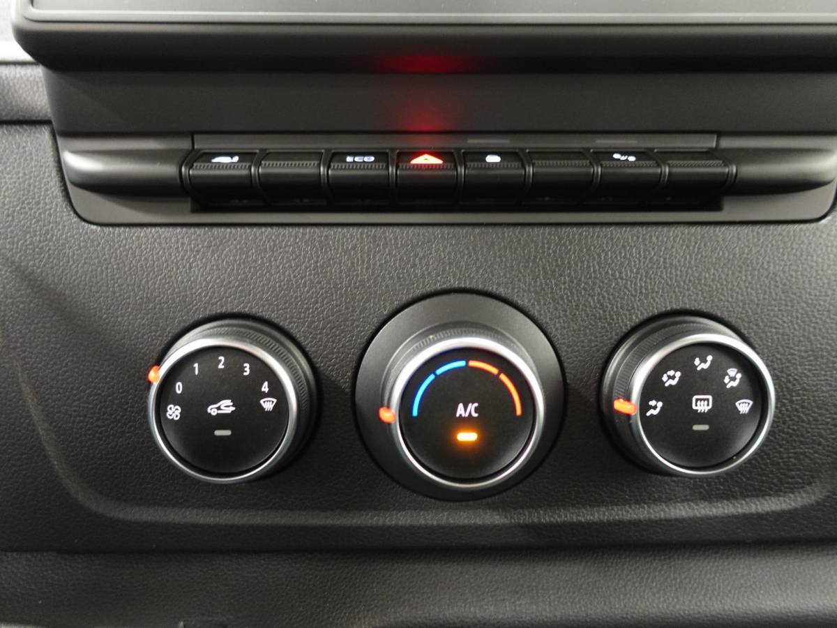 Renault Master Renault Master T33 2.3 dCi 135PK L2H2 Airco Cruise control Parkeersensoren Navigatie Trekhaak
