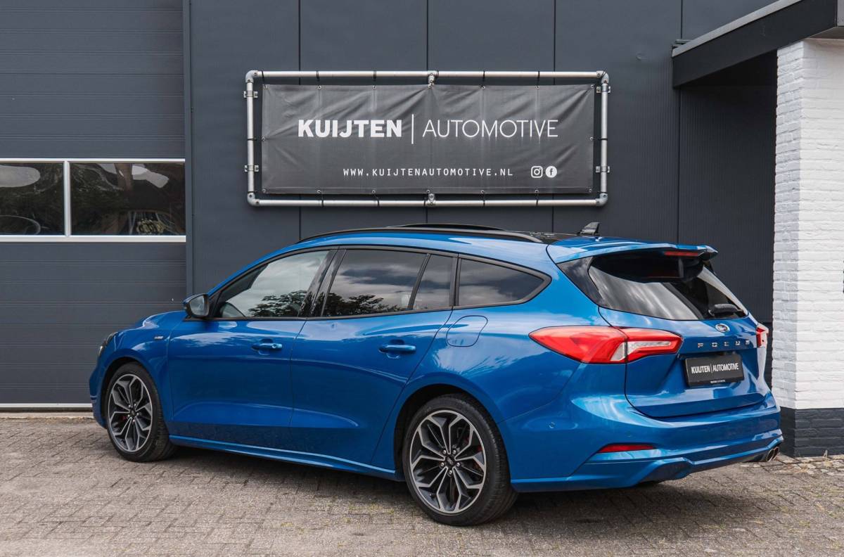 Ford Focus Ford Focus Wagon 1.0 EcoBoost ST Line / LED / Pano / Winter pack!