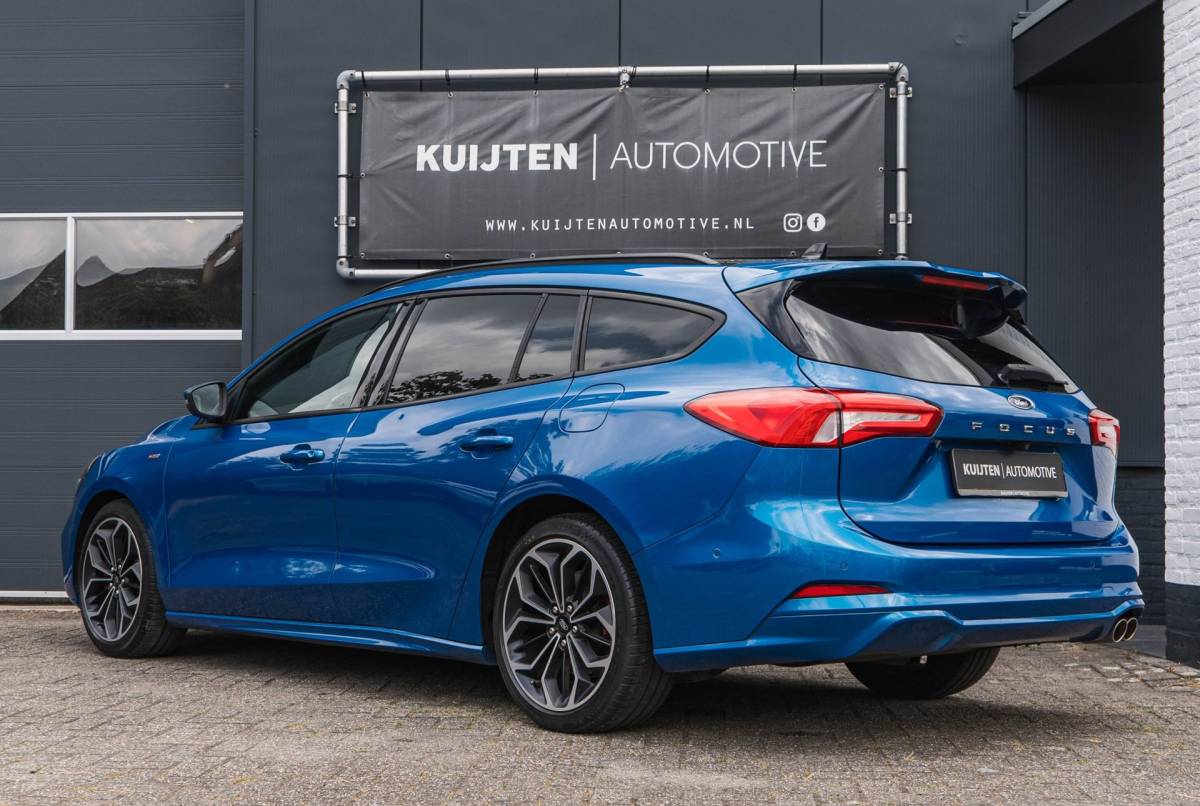 Ford Focus Ford Focus Wagon 1.0 EcoBoost ST Line / LED / Pano / Winter pack!