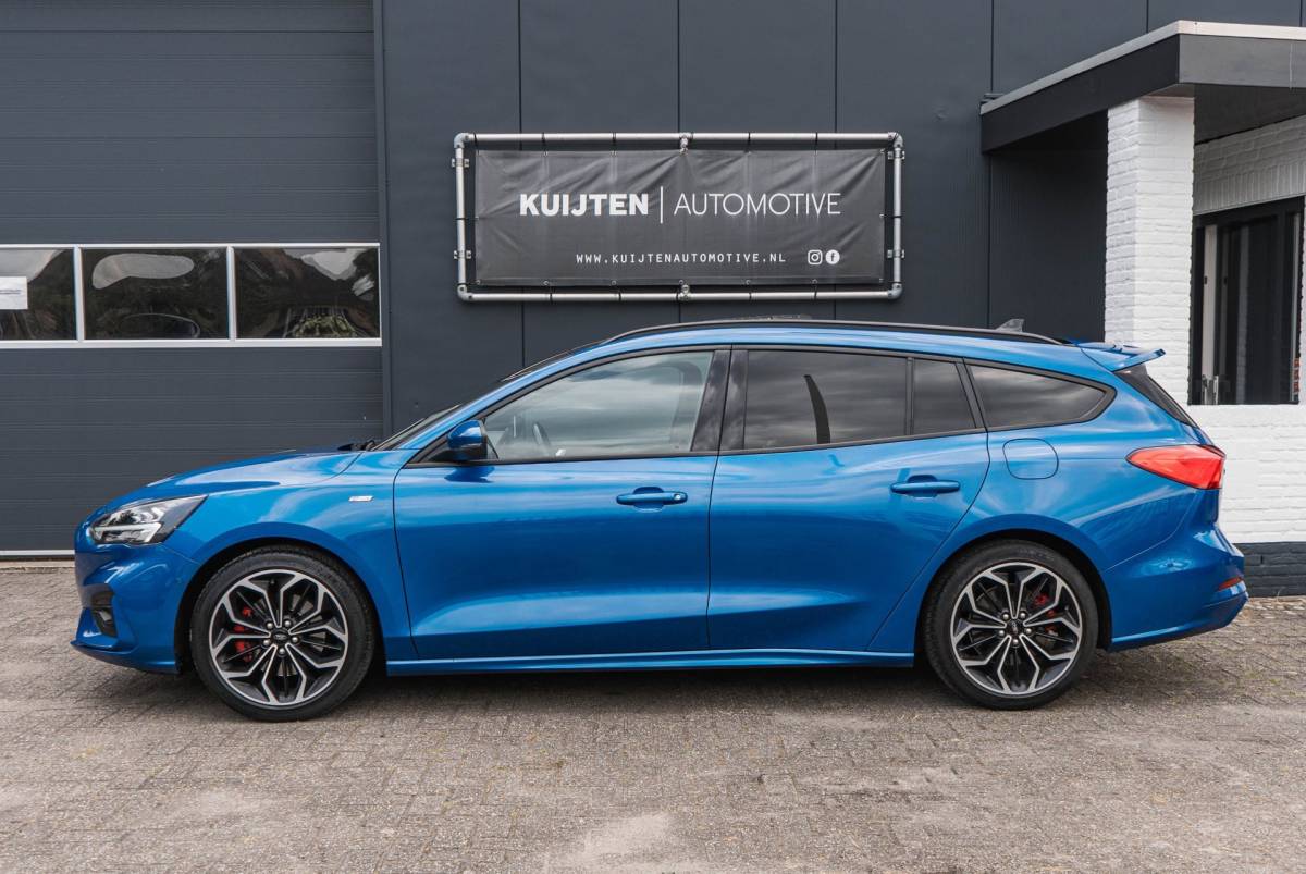 Ford Focus Ford Focus Wagon 1.0 EcoBoost ST Line / LED / Pano / Winter pack!