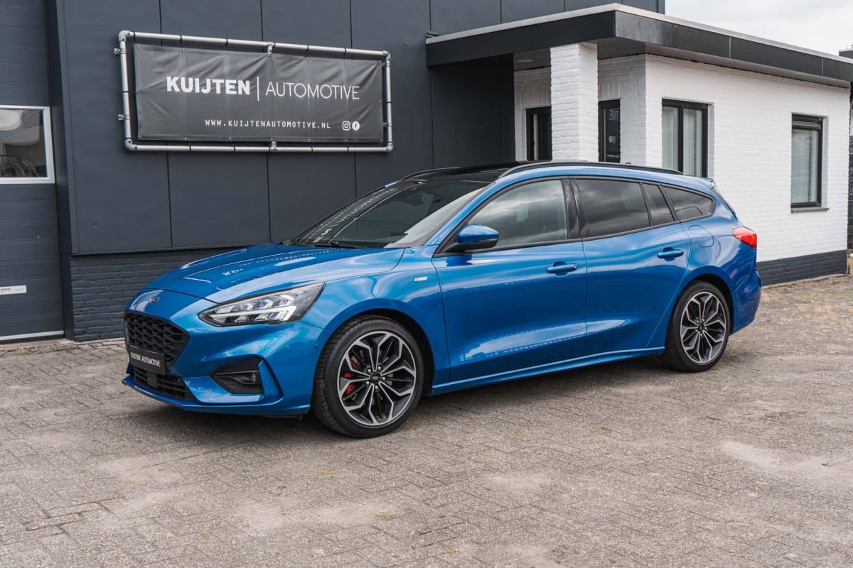 Ford Focus Ford Focus Wagon 1.0 EcoBoost ST Line / LED / Pano / Winter pack!