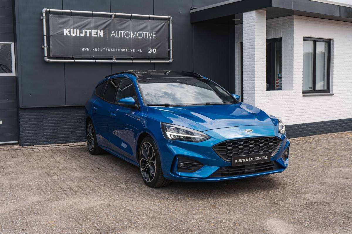 Ford Focus Ford Focus Wagon 1.0 EcoBoost ST Line / LED / Pano / Winter pack!