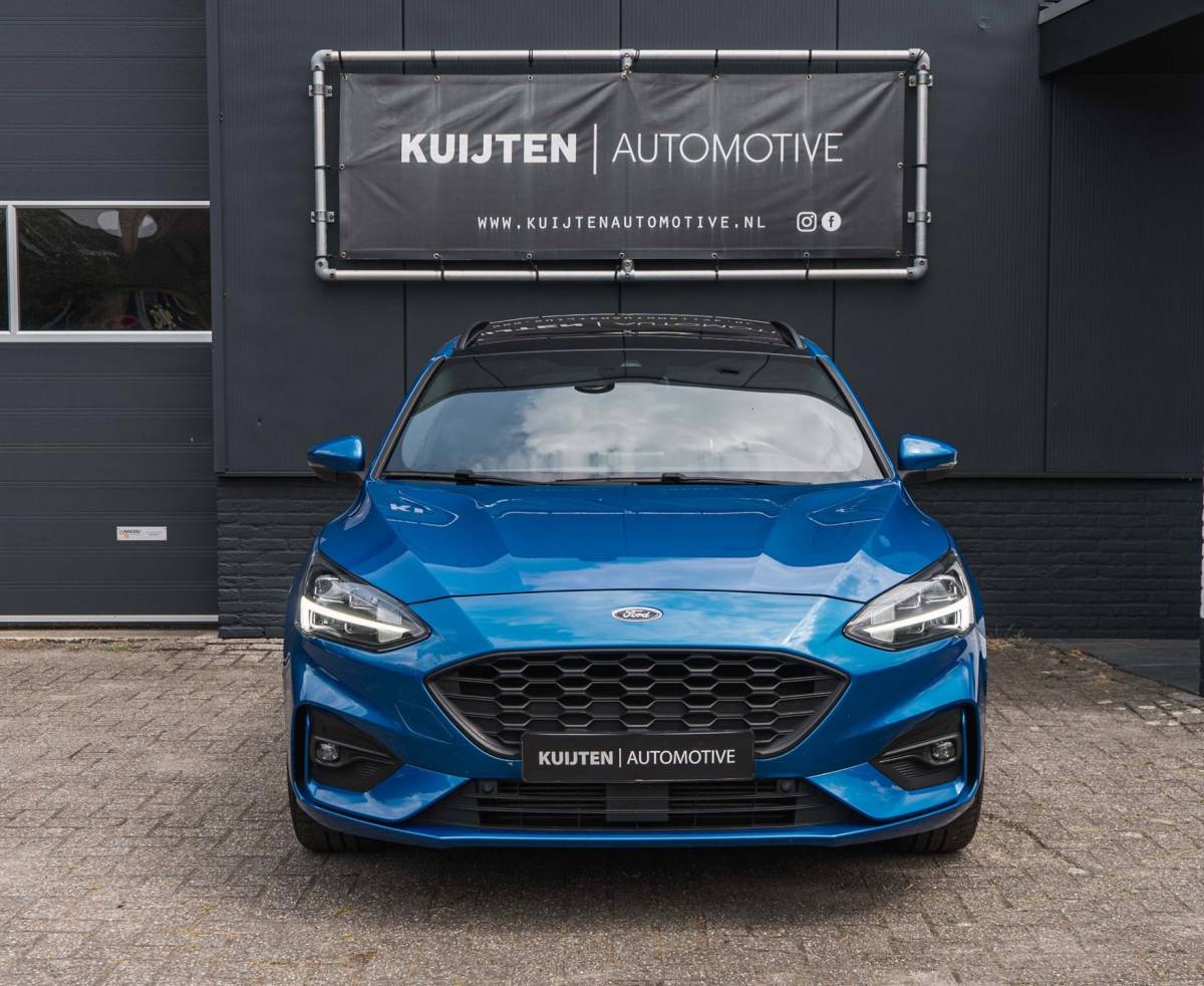 Ford Focus Ford Focus Wagon 1.0 EcoBoost ST Line / LED / Pano / Winter pack!