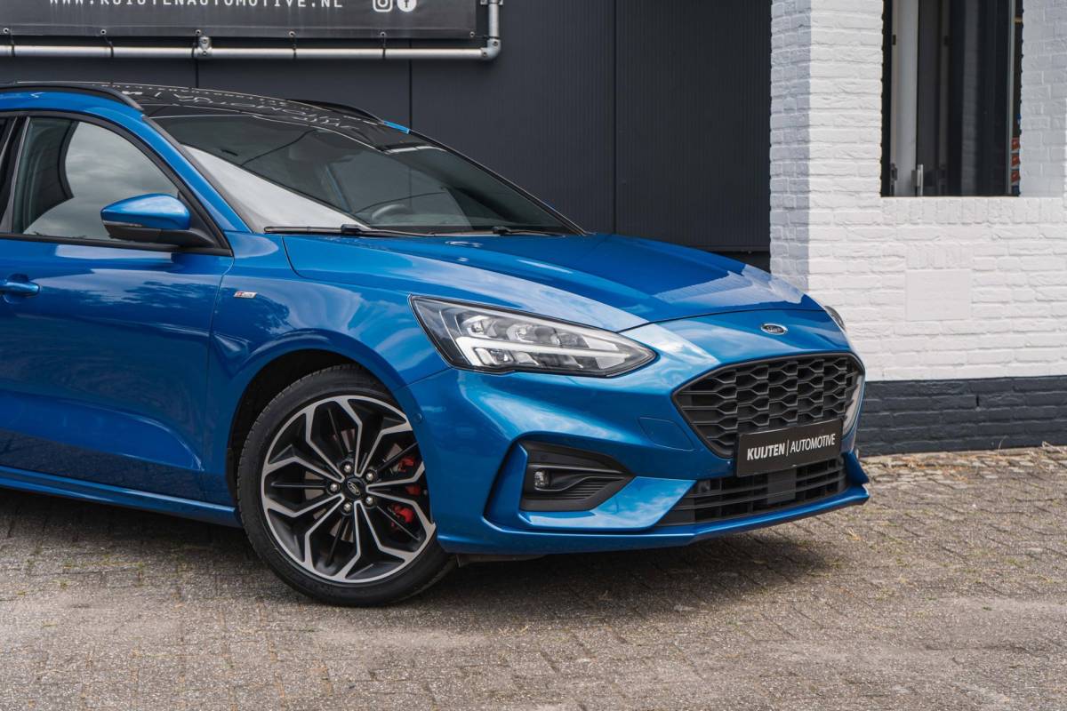 Ford Focus Ford Focus Wagon 1.0 EcoBoost ST Line / LED / Pano / Winter pack!