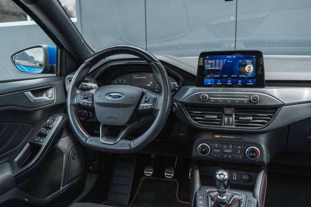 Ford Focus Ford Focus Wagon 1.0 EcoBoost ST Line / LED / Pano / Winter pack!