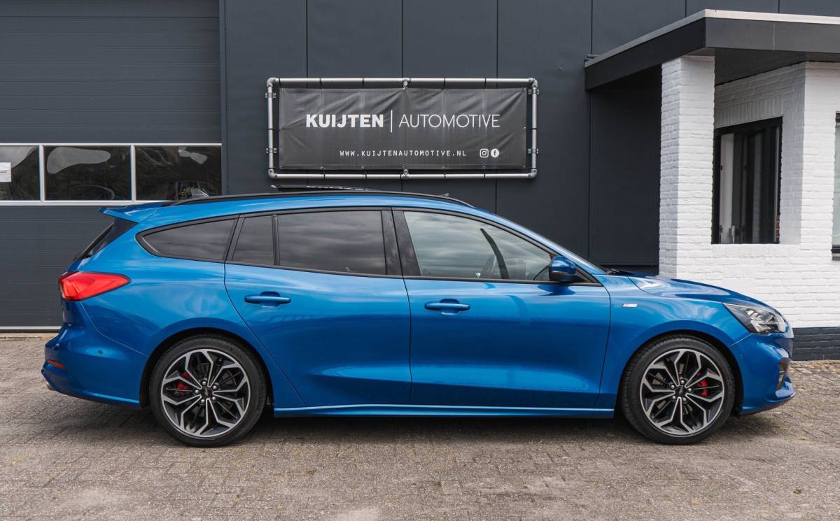 Ford Focus Ford Focus Wagon 1.0 EcoBoost ST Line / LED / Pano / Winter pack!