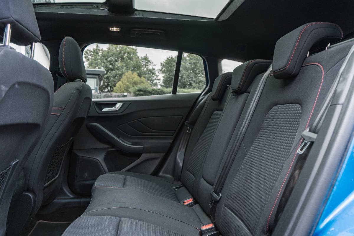 Ford Focus Ford Focus Wagon 1.0 EcoBoost ST Line / LED / Pano / Winter pack!