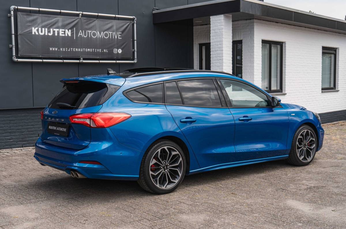 Ford Focus Ford Focus Wagon 1.0 EcoBoost ST Line / LED / Pano / Winter pack!