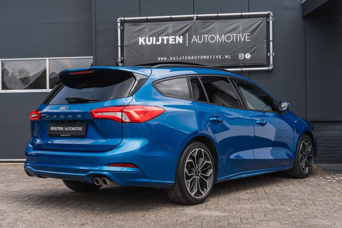 Ford Focus Ford Focus Wagon 1.0 EcoBoost ST Line / LED / Pano / Winter pack!
