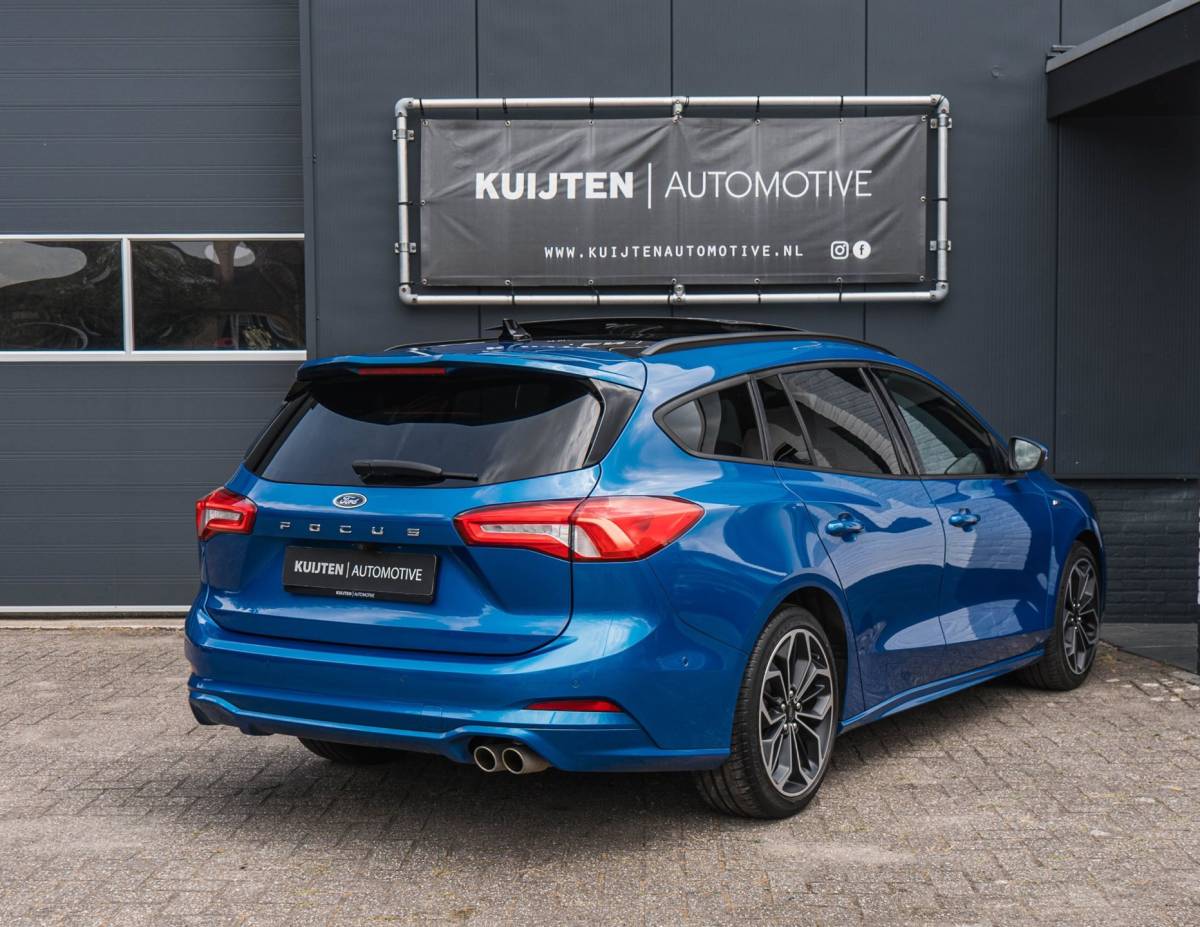 Ford Focus Ford Focus Wagon 1.0 EcoBoost ST Line / LED / Pano / Winter pack!
