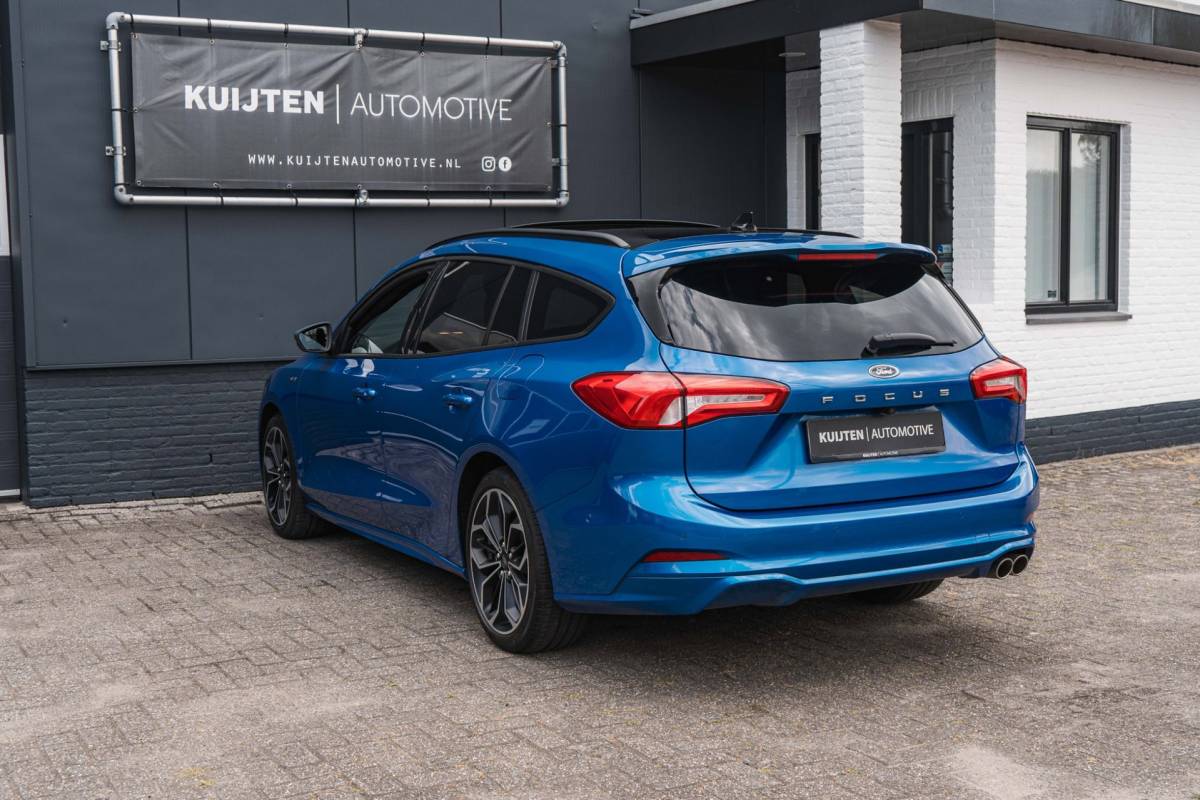 Ford Focus Ford Focus Wagon 1.0 EcoBoost ST Line / LED / Pano / Winter pack!