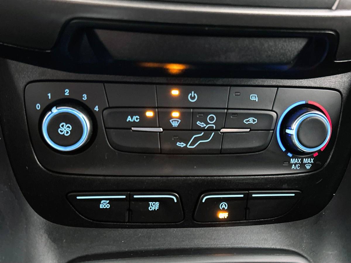 Ford Transit Connect Ford Transit Connect 1.5 L2 Automaat Navigatie Airco Parkeersensoren  Cruise Control Camera Trekhaak