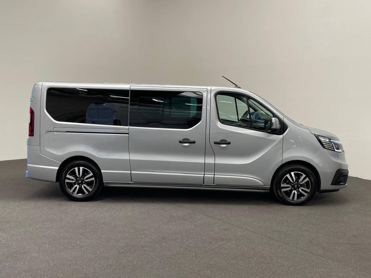 Renault Trafic Renault Trafic 2.0 Blue dCi 170PK L2H1 Dubbele Cabine Anniversary Trekhaak Navigatie Apple Carplay Android Auto Camera Parkeerhulp Cruise Control Dodehoekassistent Virtual Cockpit Full Led Stoelverwarming Climate Control Lichtmetalen velgen