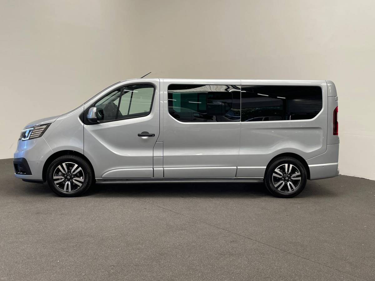 Renault Trafic Renault Trafic 2.0 Blue dCi 170PK L2H1 Dubbele Cabine Anniversary Trekhaak Navigatie Apple Carplay Android Auto Camera Parkeerhulp Cruise Control Dodehoekassistent Virtual Cockpit Full Led Stoelverwarming Climate Control Lichtmetalen velgen