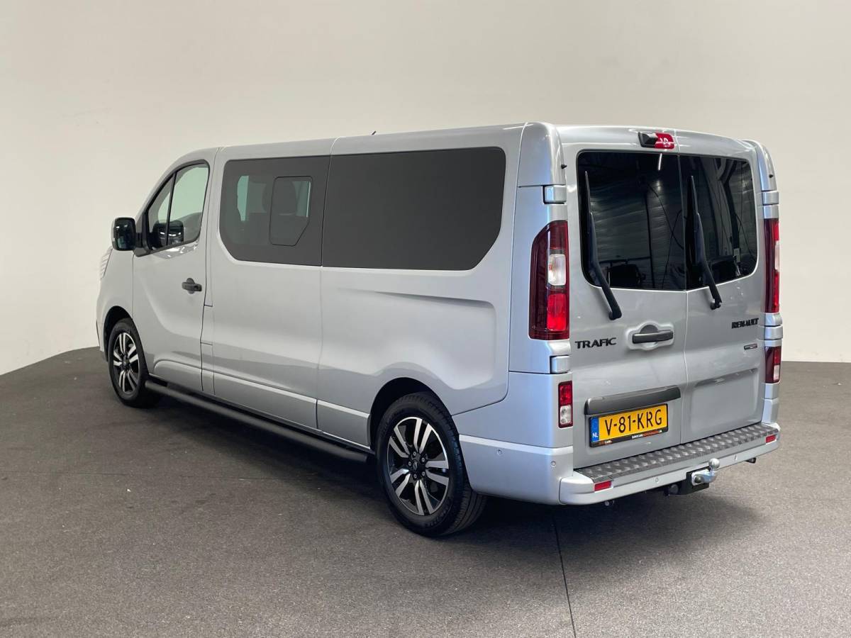 Renault Trafic Renault Trafic 2.0 Blue dCi 170PK L2H1 Dubbele Cabine Anniversary Trekhaak Navigatie Apple Carplay Android Auto Camera Parkeerhulp Cruise Control Dodehoekassistent Virtual Cockpit Full Led Stoelverwarming Climate Control Lichtmetalen velgen