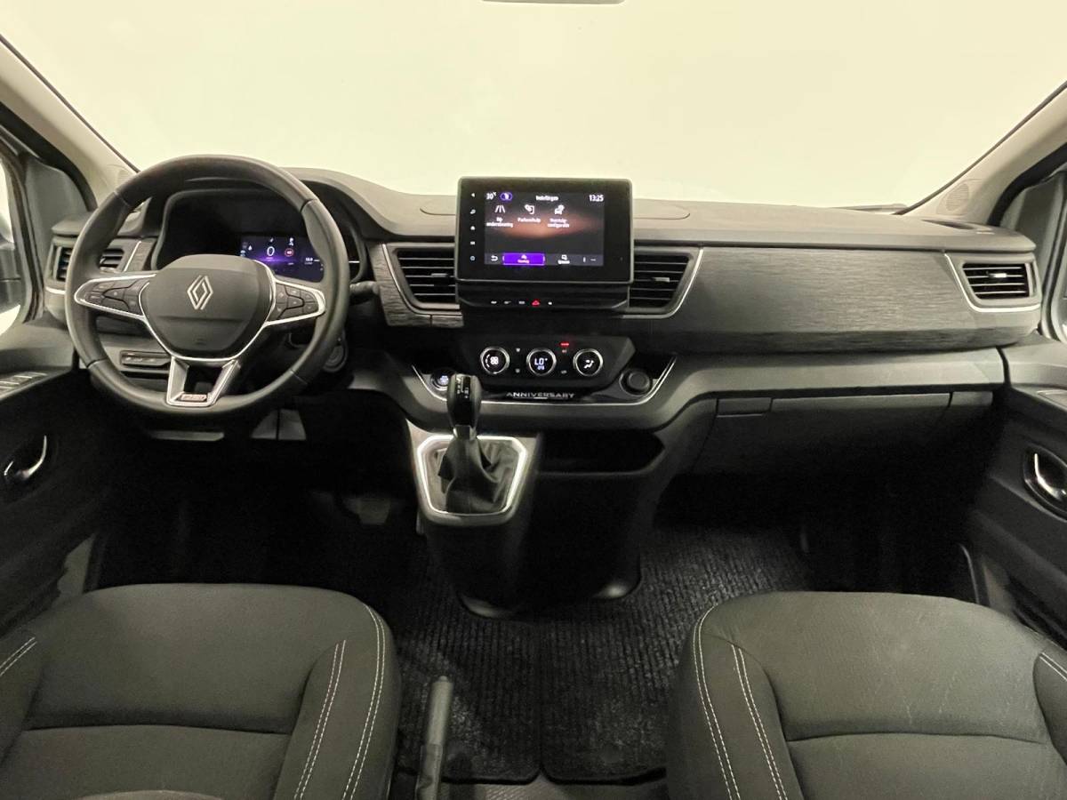 Renault Trafic Renault Trafic 2.0 Blue dCi 170PK L2H1 Dubbele Cabine Anniversary Trekhaak Navigatie Apple Carplay Android Auto Camera Parkeerhulp Cruise Control Dodehoekassistent Virtual Cockpit Full Led Stoelverwarming Climate Control Lichtmetalen velgen