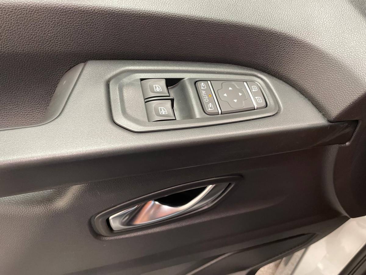 Renault Trafic Renault Trafic 2.0 Blue dCi 170PK L2H1 Dubbele Cabine Anniversary Trekhaak Navigatie Apple Carplay Android Auto Camera Parkeerhulp Cruise Control Dodehoekassistent Virtual Cockpit Full Led Stoelverwarming Climate Control Lichtmetalen velgen