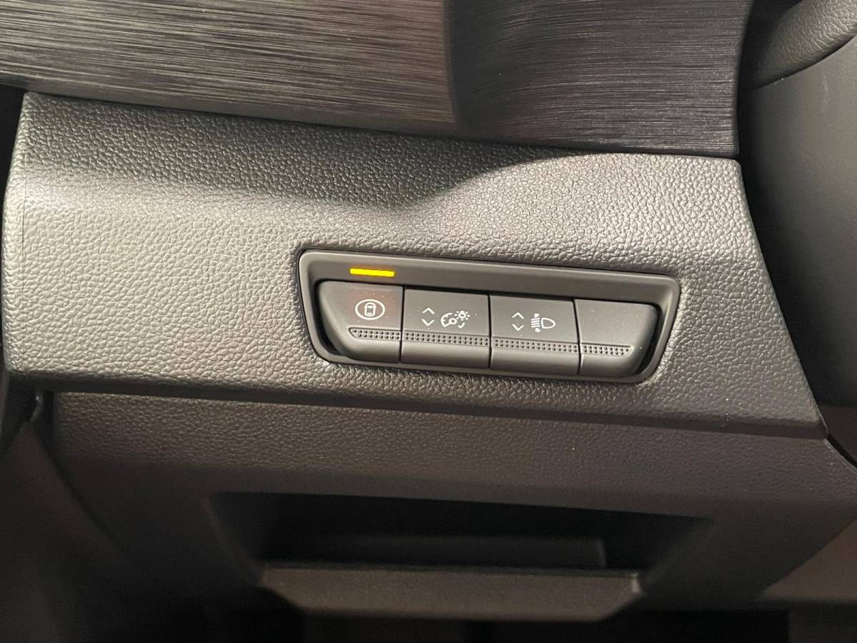 Renault Trafic Renault Trafic 2.0 Blue dCi 170PK L2H1 Dubbele Cabine Anniversary Trekhaak Navigatie Apple Carplay Android Auto Camera Parkeerhulp Cruise Control Dodehoekassistent Virtual Cockpit Full Led Stoelverwarming Climate Control Lichtmetalen velgen
