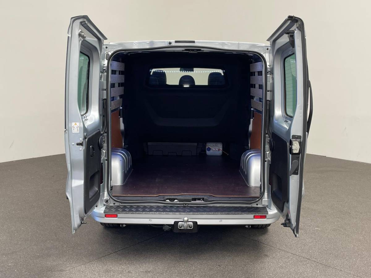 Renault Trafic Renault Trafic 2.0 Blue dCi 170PK L2H1 Dubbele Cabine Anniversary Trekhaak Navigatie Apple Carplay Android Auto Camera Parkeerhulp Cruise Control Dodehoekassistent Virtual Cockpit Full Led Stoelverwarming Climate Control Lichtmetalen velgen