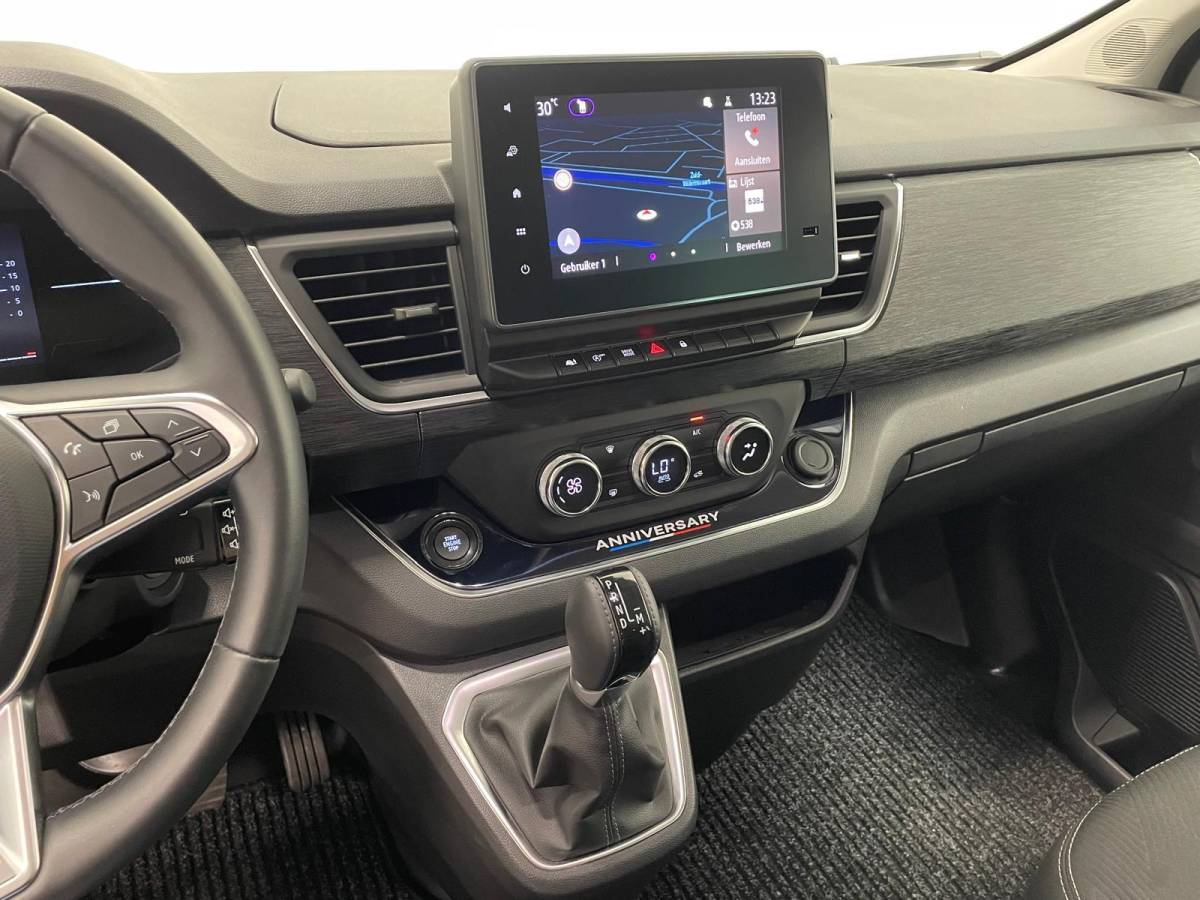 Renault Trafic Renault Trafic 2.0 Blue dCi 170PK L2H1 Dubbele Cabine Anniversary Trekhaak Navigatie Apple Carplay Android Auto Camera Parkeerhulp Cruise Control Dodehoekassistent Virtual Cockpit Full Led Stoelverwarming Climate Control Lichtmetalen velgen