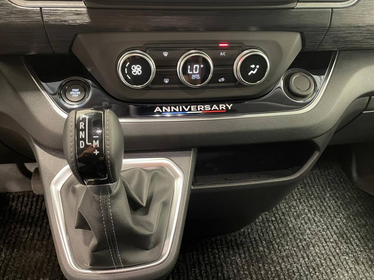 Renault Trafic Renault Trafic 2.0 Blue dCi 170PK L2H1 Dubbele Cabine Anniversary Trekhaak Navigatie Apple Carplay Android Auto Camera Parkeerhulp Cruise Control Dodehoekassistent Virtual Cockpit Full Led Stoelverwarming Climate Control Lichtmetalen velgen