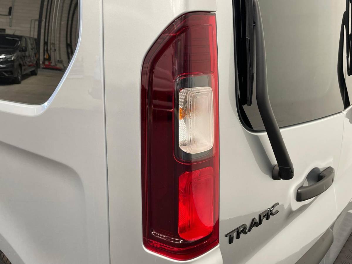 Renault Trafic Renault Trafic 2.0 Blue dCi 170PK L2H1 Dubbele Cabine Anniversary Trekhaak Navigatie Apple Carplay Android Auto Camera Parkeerhulp Cruise Control Dodehoekassistent Virtual Cockpit Full Led Stoelverwarming Climate Control Lichtmetalen velgen