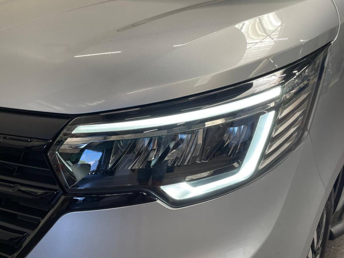 Renault Trafic Renault Trafic 2.0 Blue dCi 170PK L2H1 Dubbele Cabine Anniversary Trekhaak Navigatie Apple Carplay Android Auto Camera Parkeerhulp Cruise Control Dodehoekassistent Virtual Cockpit Full Led Stoelverwarming Climate Control Lichtmetalen velgen