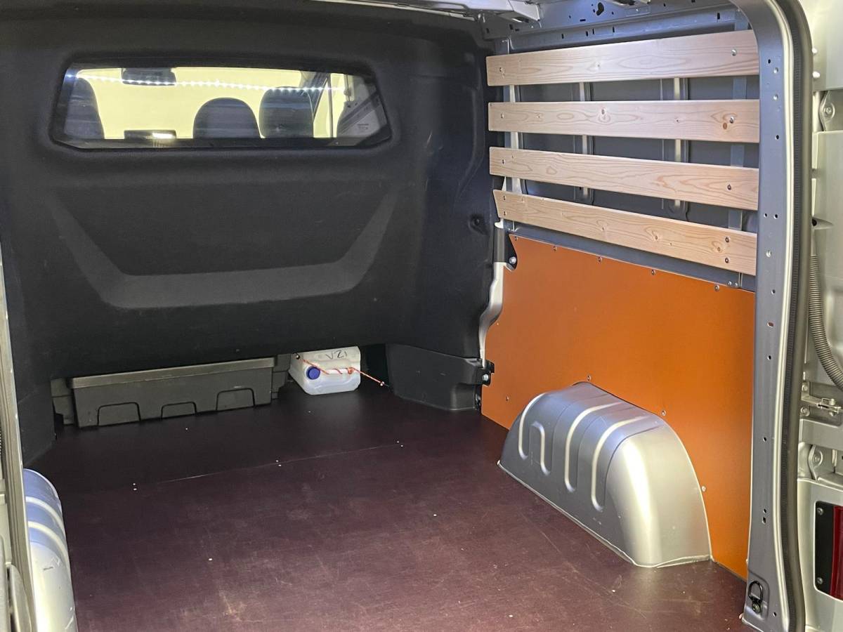 Renault Trafic Renault Trafic 2.0 Blue dCi 170PK L2H1 Dubbele Cabine Anniversary Trekhaak Navigatie Apple Carplay Android Auto Camera Parkeerhulp Cruise Control Dodehoekassistent Virtual Cockpit Full Led Stoelverwarming Climate Control Lichtmetalen velgen