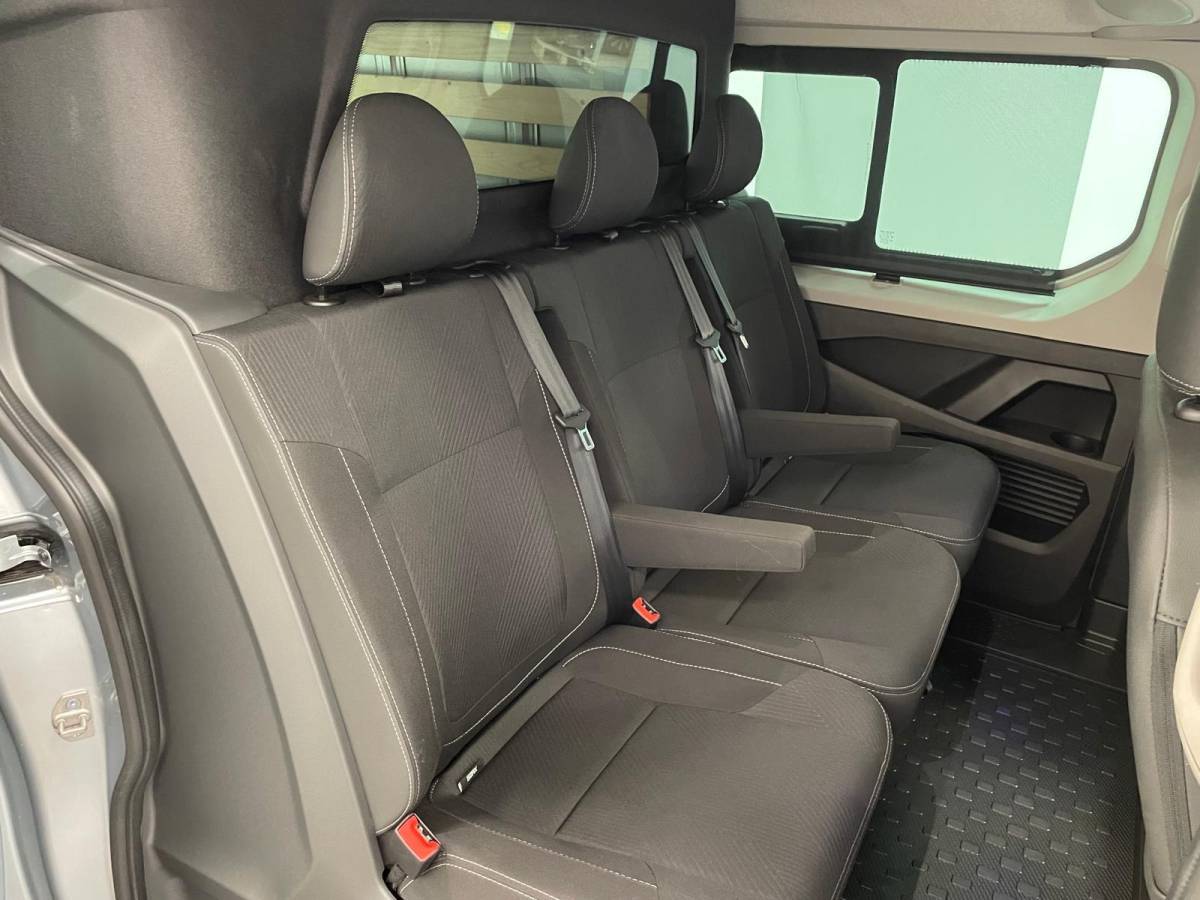 Renault Trafic Renault Trafic 2.0 Blue dCi 170PK L2H1 Dubbele Cabine Anniversary Trekhaak Navigatie Apple Carplay Android Auto Camera Parkeerhulp Cruise Control Dodehoekassistent Virtual Cockpit Full Led Stoelverwarming Climate Control Lichtmetalen velgen