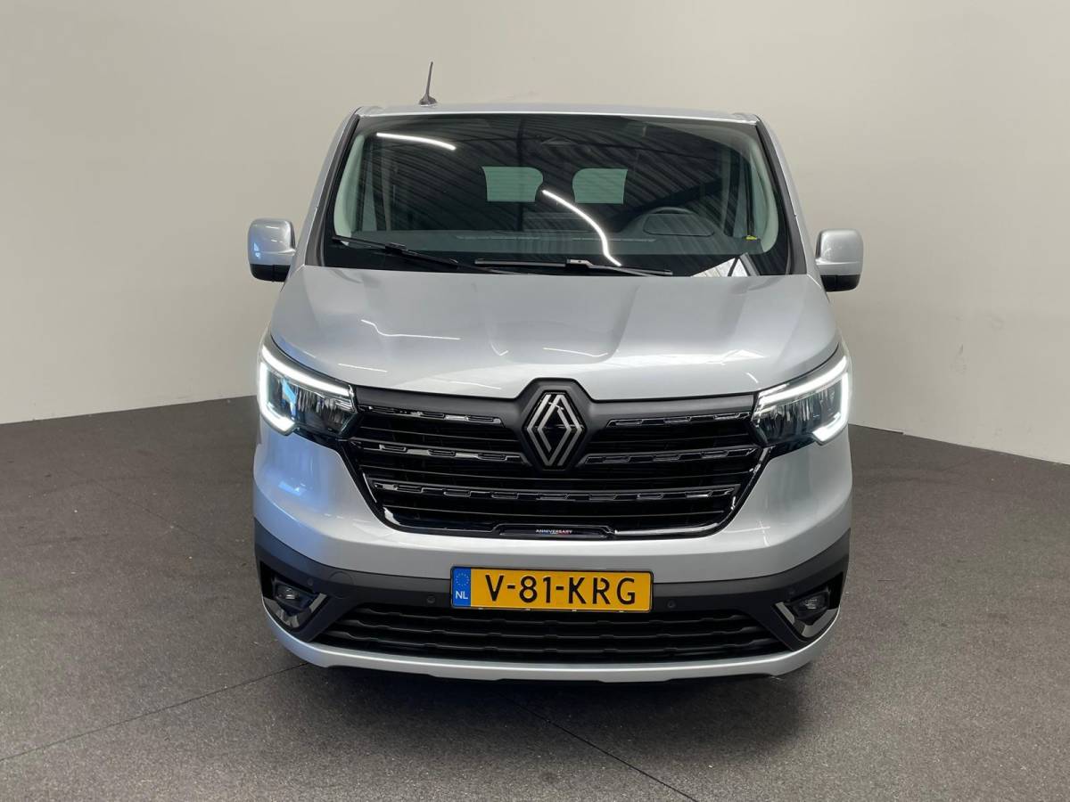 Renault Trafic Renault Trafic 2.0 Blue dCi 170PK L2H1 Dubbele Cabine Anniversary Trekhaak Navigatie Apple Carplay Android Auto Camera Parkeerhulp Cruise Control Dodehoekassistent Virtual Cockpit Full Led Stoelverwarming Climate Control Lichtmetalen velgen