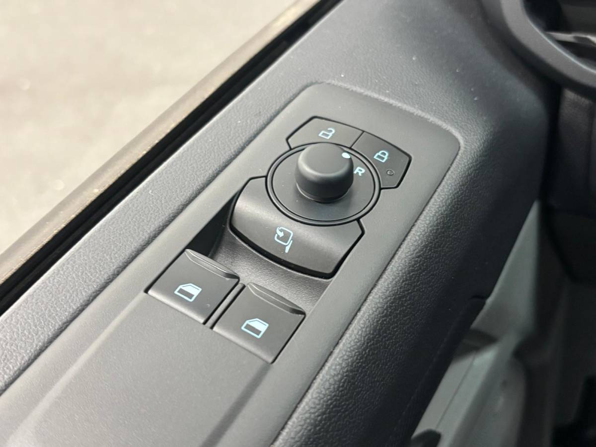 Ford Transit Custom Ford Transit Custom 300 2.0 TDCI L2H1 EC Sport Nieuw Model Automaat Airco Cruise Navi Parkeersensoren Camera Carplay Trekhaak