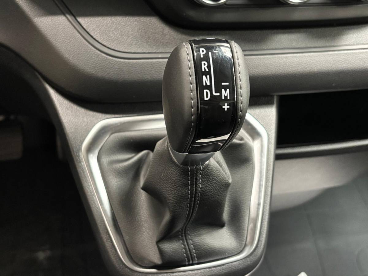 Renault Trafic Renault Trafic 2.0 Blue dCi 150PK L2H1 EC Sport Edition Automaat Navigatie Airco Lichtmetalen velgen Betimmering Trekhaak Camera Parkeer sensoren Dab